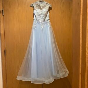 Ball gown (formal dress)